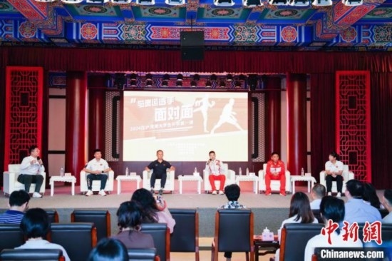 吳愉、王德新、沈?qū)W軍、江海東、朱曉蕾與在座同學(xué)們分享個(gè)人的體育故事與成長(zhǎng)感悟。上海市港澳辦供圖