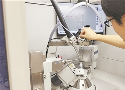 科研人員使用X射線衍射儀研究σ鍵。圖片來源：日本北海道大學(xué)