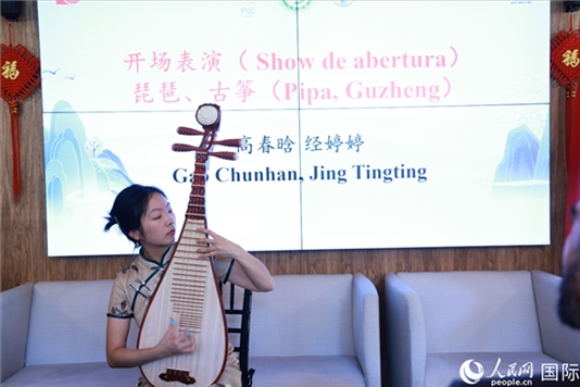 孔子學(xué)院教師在活動現(xiàn)場彈奏琵琶。人民網(wǎng)記者 陳海琪攝