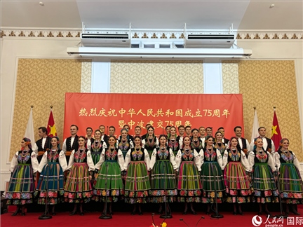 波蘭馬佐夫舍歌舞團(tuán)現(xiàn)場演出。人民網(wǎng)記者 禹麗敏攝