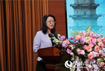 福建省人民政府外事辦公室副主任黃劭蓉在“走進(jìn)中華文明——海絲印記 世遺泉州”主題人文交流活動(dòng)中致辭。人民網(wǎng) 王婧攝