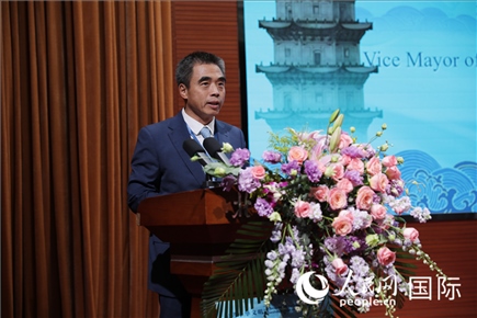 泉州市人民政府副市長(zhǎng)姚飛在“走進(jìn)中華文明——海絲印記 世遺泉州”主題人文交流活動(dòng)中致辭。人民網(wǎng) 王婧攝