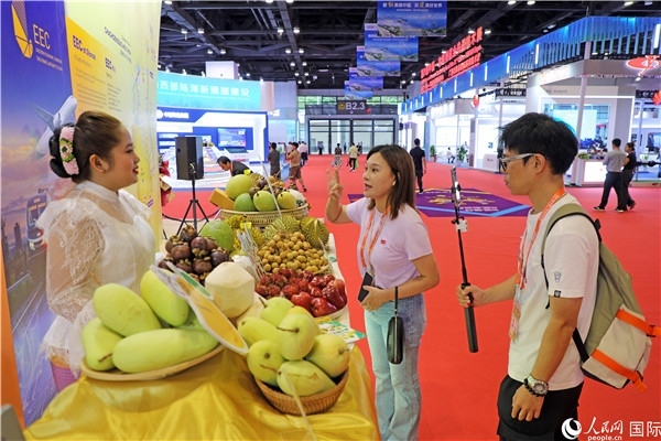 在東博會泰國展區(qū)，參觀者在向泰方工作人員了解泰國水果情況。人民網(wǎng)記者趙益普攝
