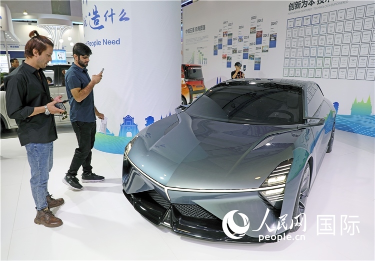 東博會(huì)上，上汽通用五菱展出的一款名為“東盟之光”的新能源概念車吸引參觀者駐足。人民網(wǎng)記者趙益普攝