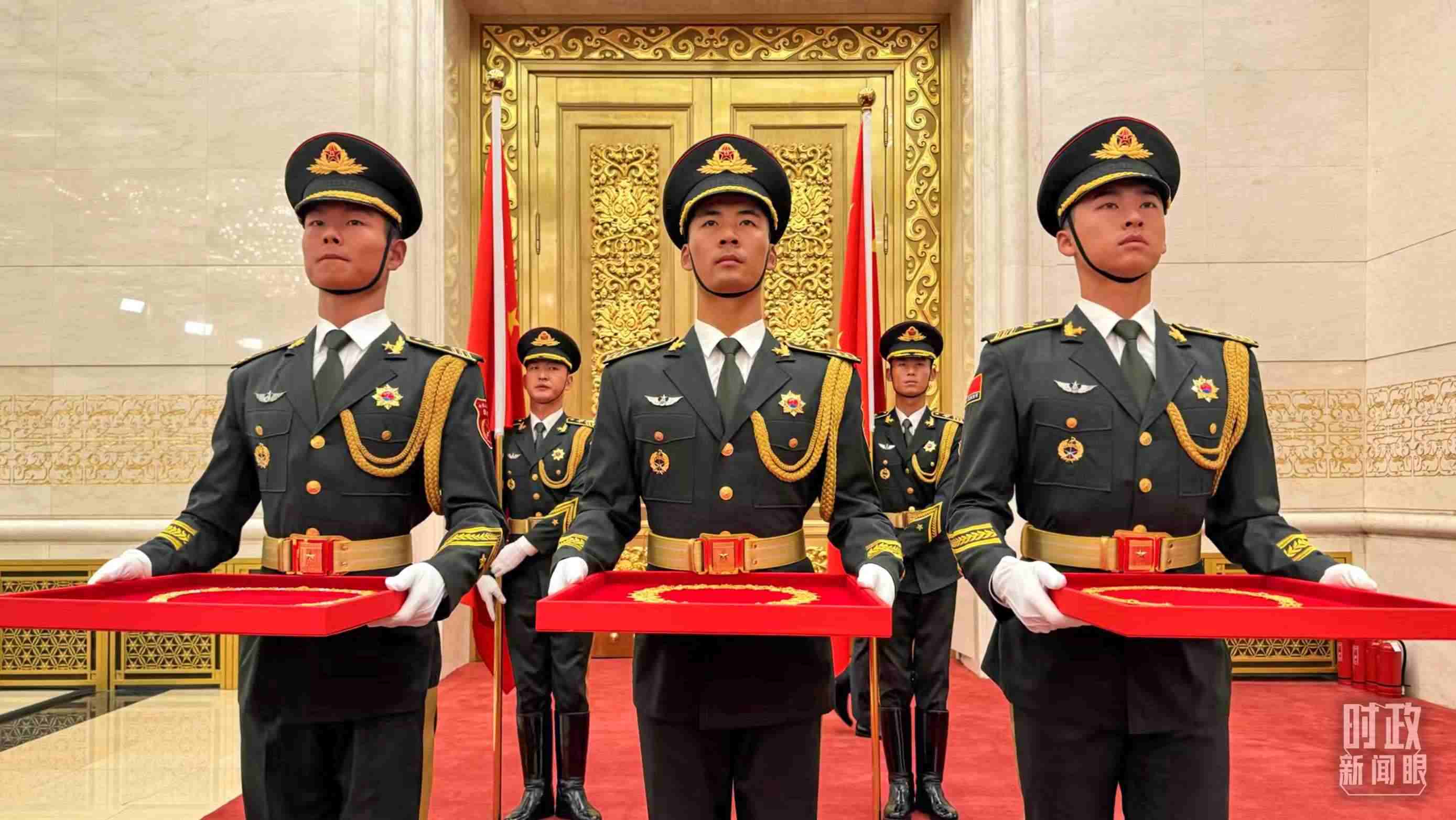 禮兵手捧共和國勛章、友誼勛章和國家榮譽(yù)稱號(hào)獎(jiǎng)?wù)?。（總臺(tái)央視記者李增仁拍攝）