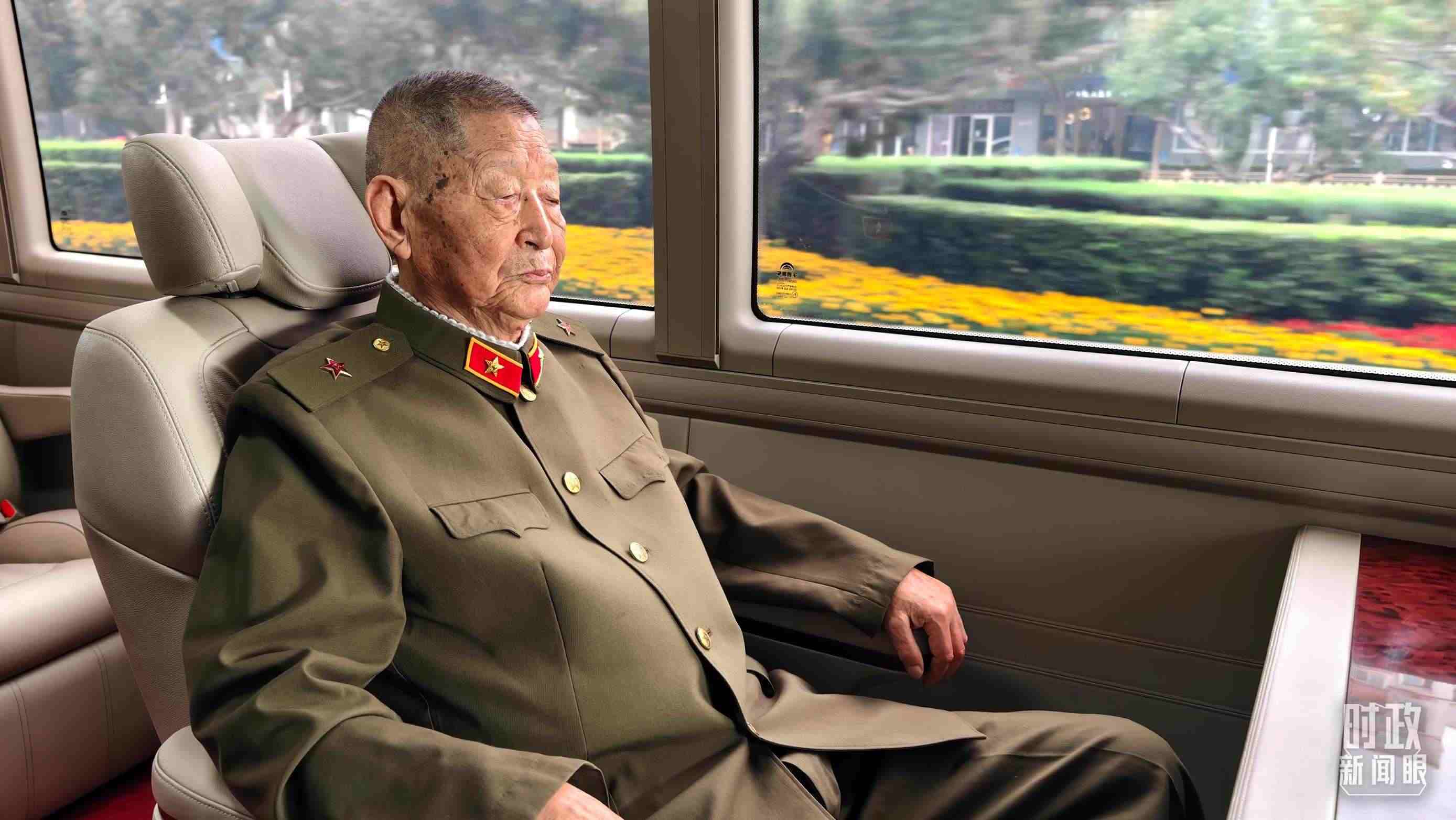 “共和國勛章”獲得者黃宗德乘坐禮賓車前往人民大會(huì)堂。（總臺(tái)央視記者胡瑋拍攝）