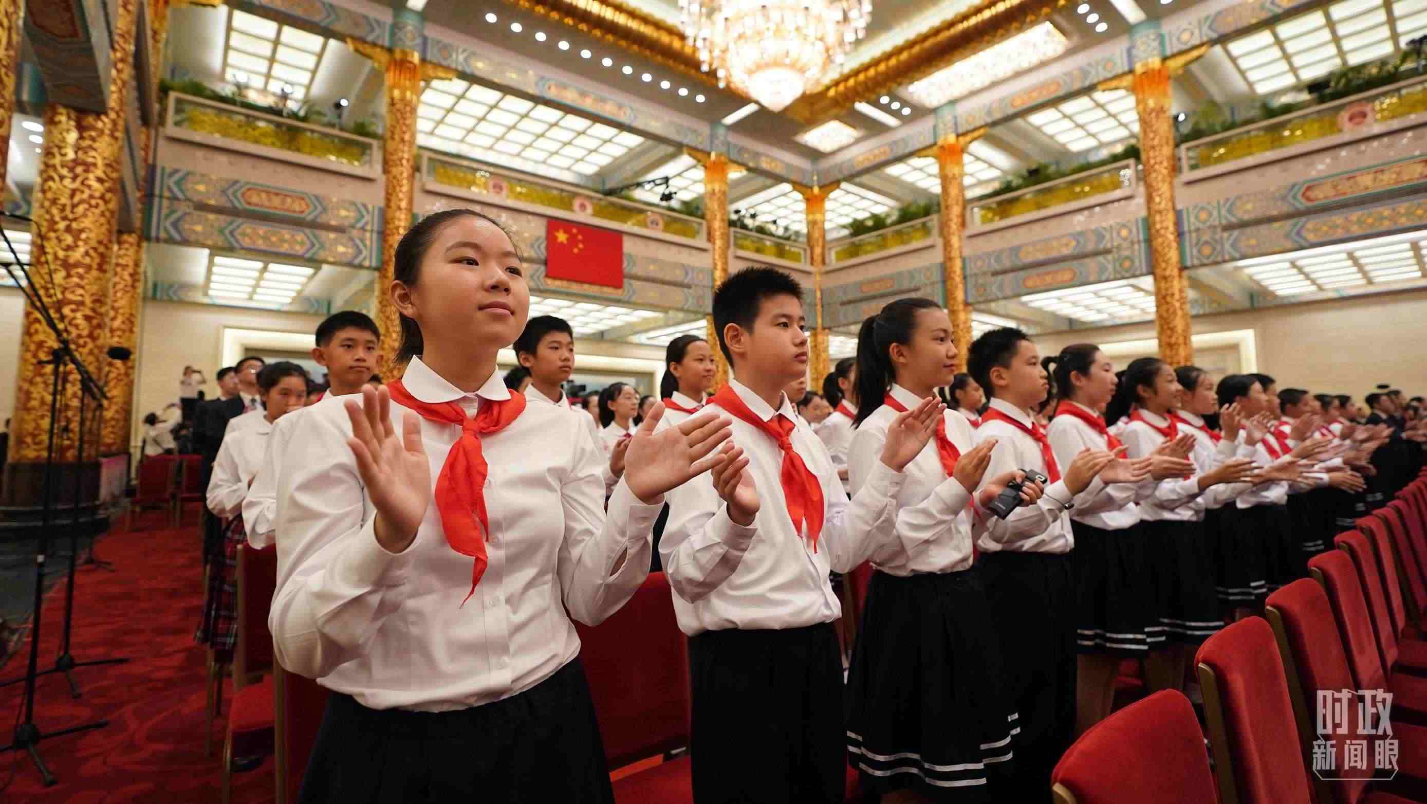 頒授儀式現(xiàn)場(chǎng)的少先隊(duì)員。（總臺(tái)記者李晉拍攝）