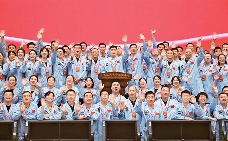 嫦娥六號(hào)完成了人類歷史上首次月球背面采樣，突破了多項(xiàng)關(guān)鍵技術(shù)，是我國(guó)建設(shè)航天強(qiáng)國(guó)、科技強(qiáng)國(guó)取得的又一標(biāo)志性成果，是我國(guó)探月工程的重要里程碑。圖為2024年6月25日，嫦娥六號(hào)任務(wù)圓滿成功后，工作人員在北京航天飛行控制中心合影。 新華社記者 金良快/攝