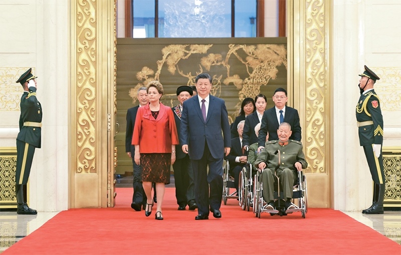 2024年9月29日，中華人民共和國國家勛章和國家榮譽(yù)稱號(hào)頒授儀式在北京人民大會(huì)堂金色大廳隆重舉行。中共中央總書記、國家主席、中央軍委主席習(xí)近平同國家勛章和國家榮譽(yù)稱號(hào)獲得者一同步入會(huì)場(chǎng)。 新華社記者 王曄/攝