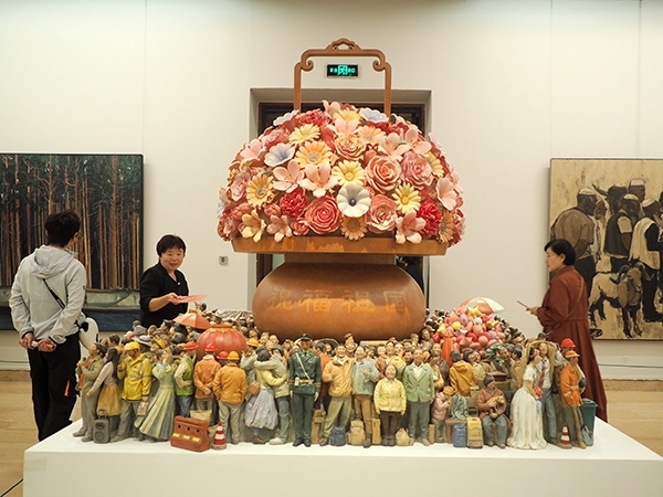 2024年9月28日，觀眾在中國美術館參觀“慶祝中華人民共和國成立75周年——第十四屆全國美術作品展覽進京作品展”。杜建坡攝。來源：人民圖片網(wǎng)