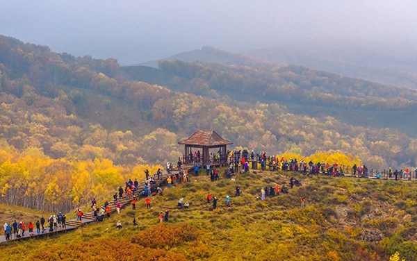 2024年9月27日，內(nèi)蒙古自治區(qū)赤峰市克什克騰旗烏蘭布統(tǒng)景區(qū)層林盡染，游人如織，風光如畫。來源：人民圖片網(wǎng)