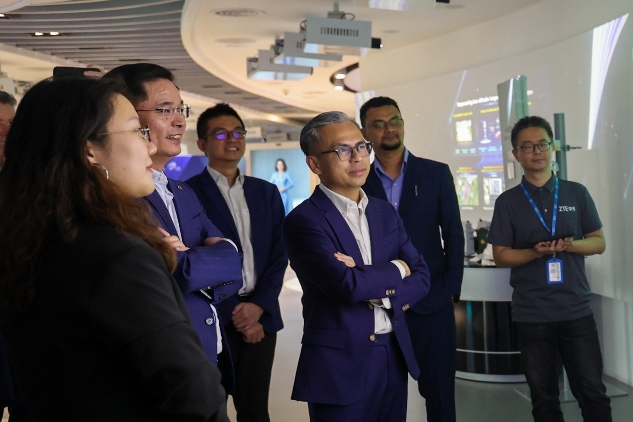 馬來西亞通訊部長法米·法茲（右三）在華訪問中國知名通信企業(yè)。（照片由馬來西亞通訊部提供） (1)