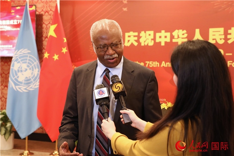 聯(lián)大主席菲勒蒙在招待會現(xiàn)場接受媒體采訪，他向中國政府和人民致以節(jié)日祝賀，表示中國的發(fā)展成就令人驚嘆。人民網(wǎng)記者 李志偉攝