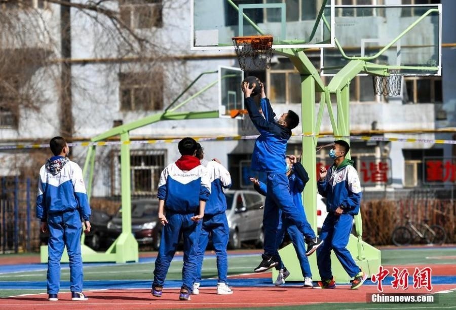 資料圖：初中生在課間休息時(shí)打籃球。中新社記者 劉新 攝