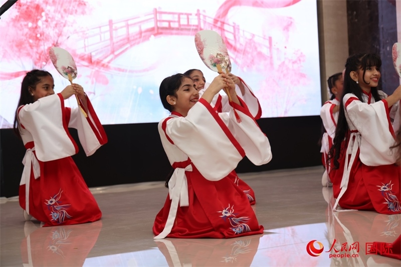 富查伊拉當(dāng)?shù)貙W(xué)校學(xué)生表演節(jié)目。人民網(wǎng)記者任皓宇攝