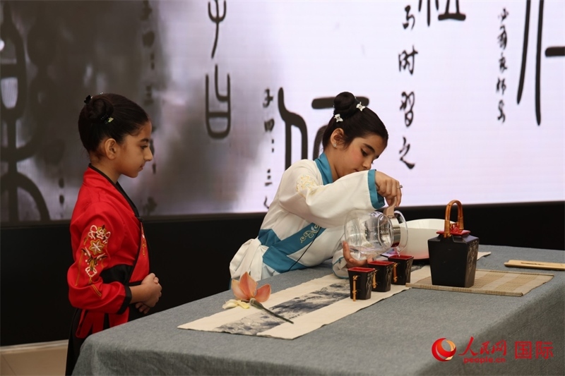 富查伊拉當(dāng)?shù)貙W(xué)校學(xué)生表演茶藝。人民網(wǎng)記者任皓宇攝