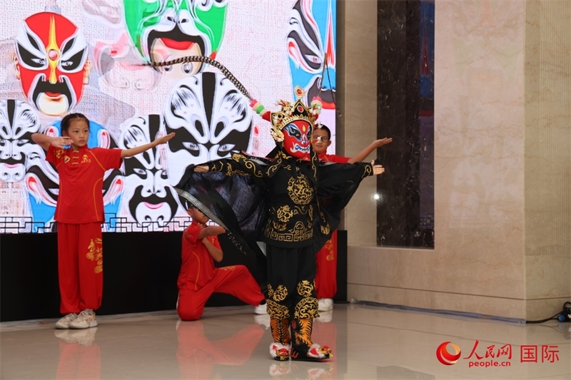 迪拜中國學(xué)校學(xué)生表演變臉。人民網(wǎng)記者任皓宇攝