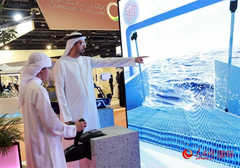 一名兒童在模擬操作船舶，撿拾海洋垃圾。人民網(wǎng)記者管克江攝