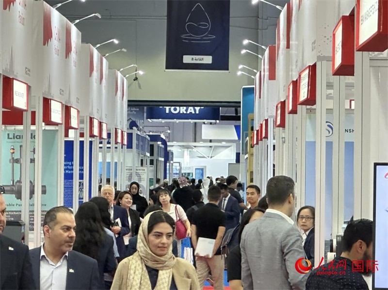 中國館前人頭攢動(dòng)。人民網(wǎng)記者管克江攝