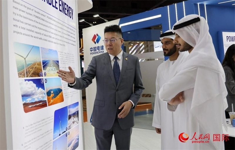 中國電建中東北非區(qū)域總部負(fù)責(zé)人向觀眾介紹公司承建的可再生能源項(xiàng)目。人民網(wǎng)記者 管克江攝