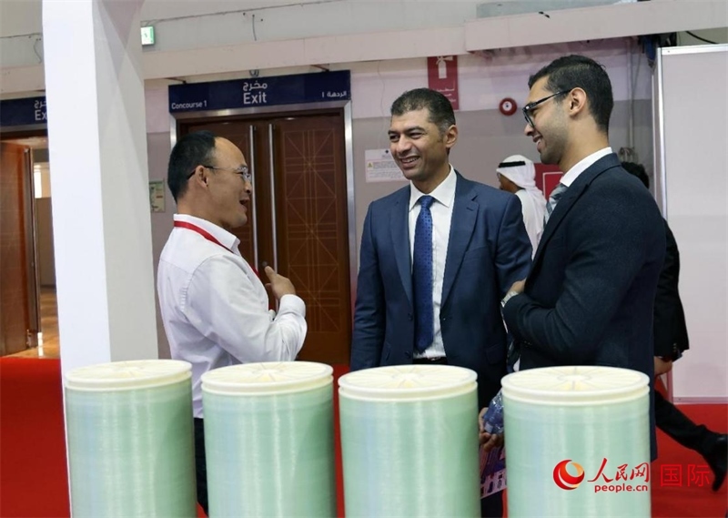 中外參展商交流。人民網(wǎng)記者管克江攝