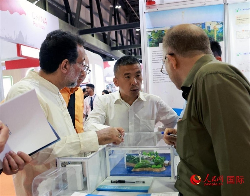 中企推出的綠色能源海水淡化系統(tǒng)吸引了參展商關(guān)注。人民網(wǎng)記者管克江攝