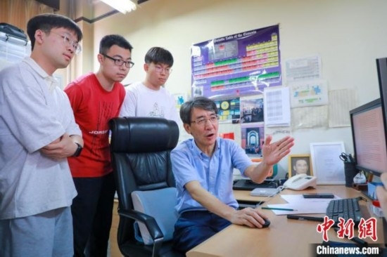 薛其坤在指導(dǎo)學(xué)生。 (受訪者供圖)