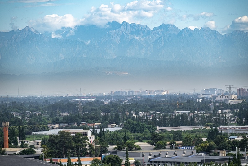 2024年7月1日，成都天氣晴好，遠(yuǎn)處雪山清晰可見。