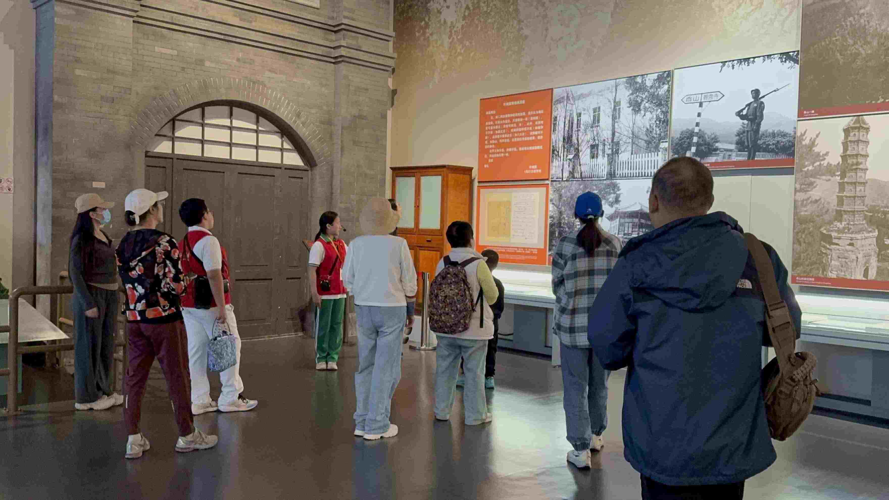 10月4日，北京香山革命紀(jì)念館內(nèi)，一名“紅領(lǐng)巾志愿者”正在為參觀者講解。人民網(wǎng)記者 劉微攝