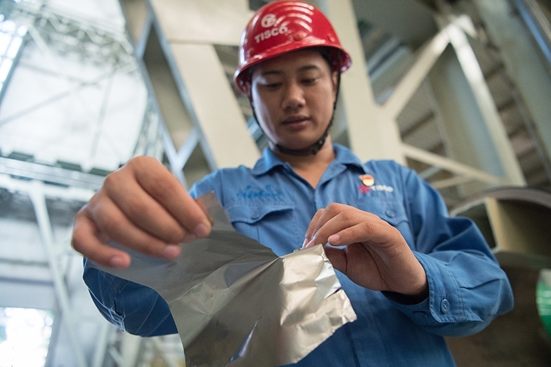 2018年8月8日，山西省太原市，太鋼不銹鋼精密帶鋼有限公司工作人員用手撕開不銹鋼。