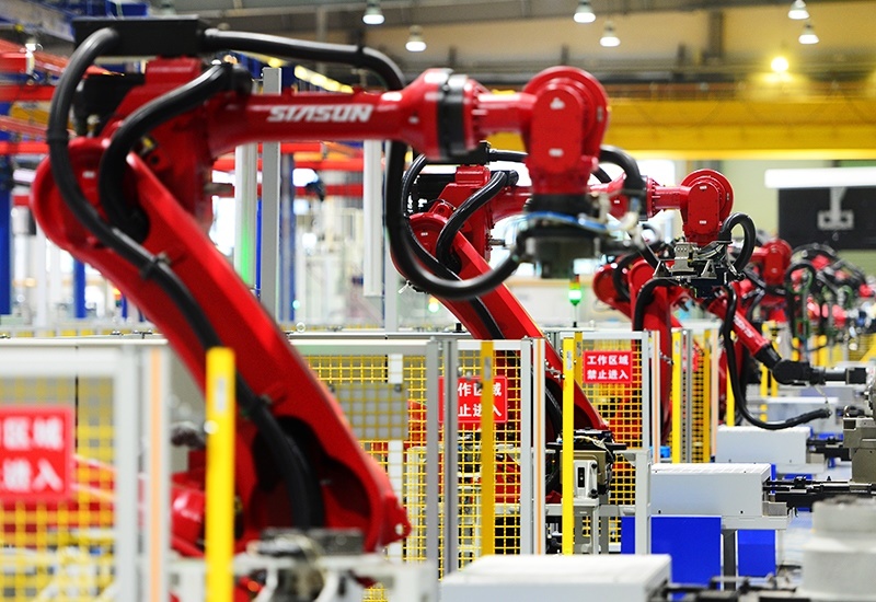 2019年11月22日，沈陽，一家數(shù)字化智能工廠內(nèi)，名為SR210的機(jī)器人正在自主地抓取各種零部件，快速組裝稍小的工業(yè)機(jī)器人。