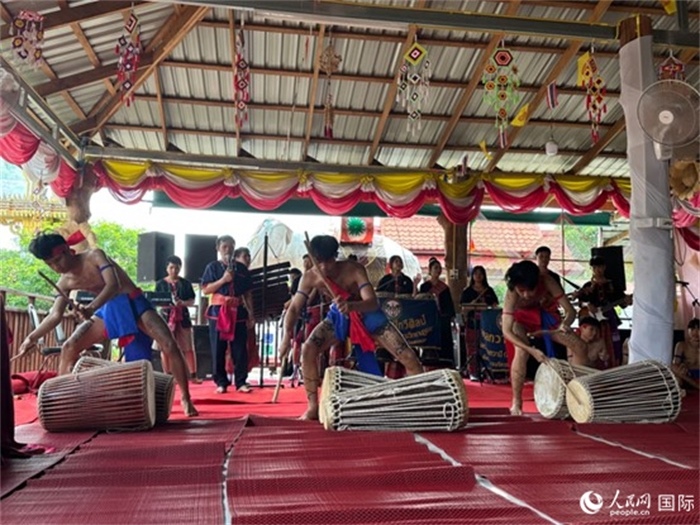 泰國藝術(shù)團(tuán)體給游客表演當(dāng)?shù)貍鹘y(tǒng)舞蹈。人民網(wǎng)記者 簡(jiǎn)承淵攝