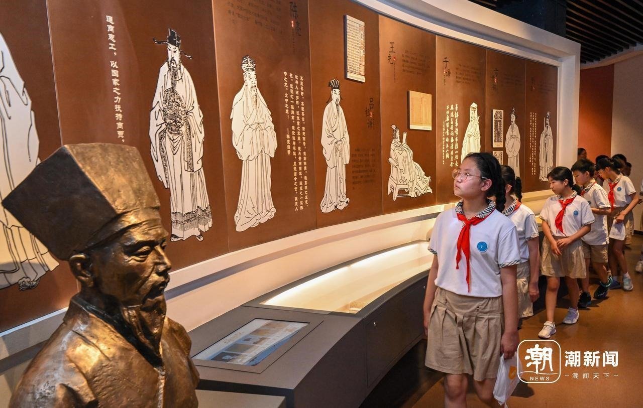 來自杭州市政苑小學(xué)的學(xué)生走進(jìn)浙江省檔案館“大寫浙江人”展廳，近距離“觸摸”歷史、走進(jìn)榜樣、聆聽故事，激發(fā)愛黨愛國(guó)愛家熱情。記者 董旭明 攝