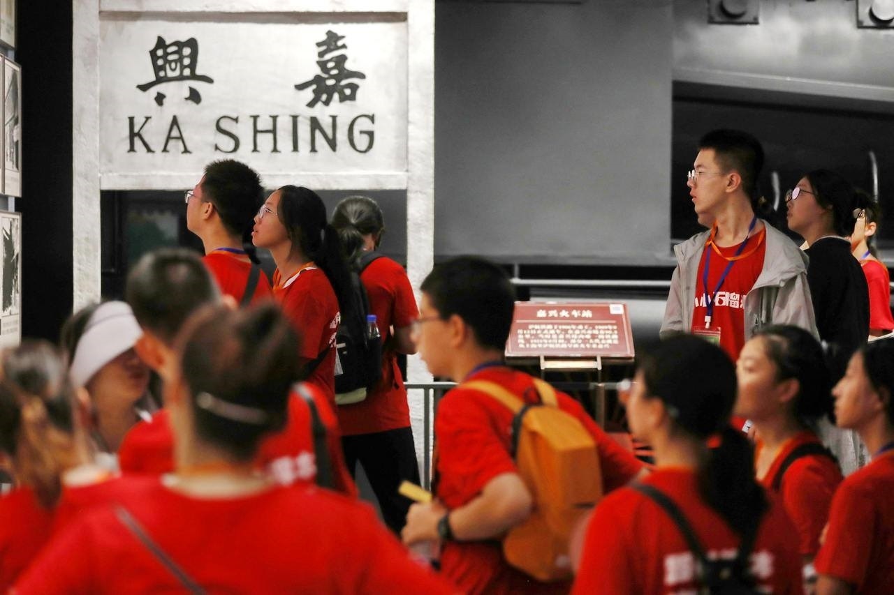 青少年參觀嘉興市南湖革命紀(jì)念館。拍友 金鵬 攝