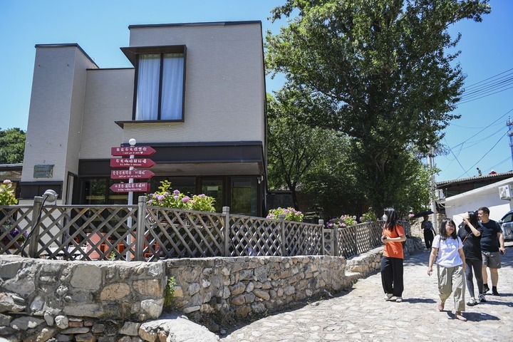 游客在北京延慶石峽村觀光（2024年6月1日攝）。新華社記者 陳鐘昊 攝