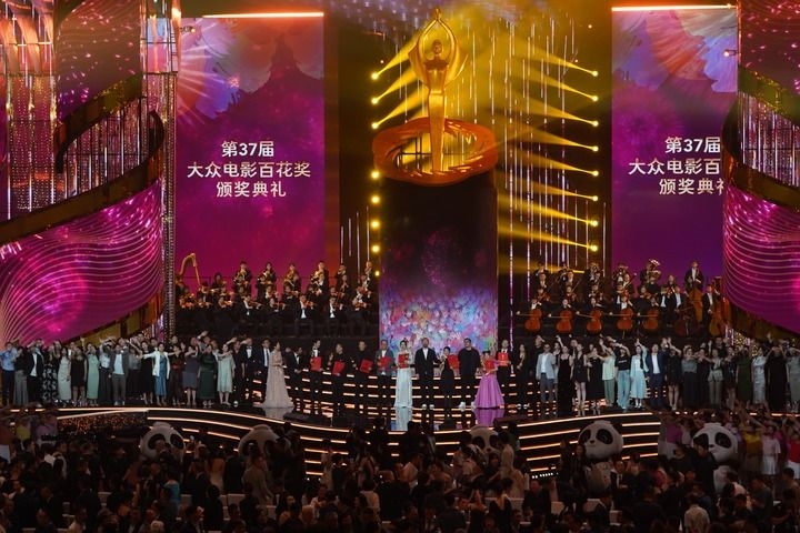 2024年8月4日，在四川成都，第37屆大眾電影百花獎(jiǎng)獲獎(jiǎng)?wù)吆痛蟊娫u(píng)審在舞臺(tái)上合影。新華社記者 唐文豪 攝