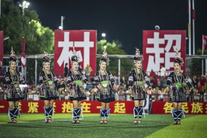 2024年9月28日，榕江縣侗族大歌隊(duì)的演員們?cè)凇按宄弊闱驁?chǎng)上表演。當(dāng)日，“發(fā)現(xiàn)中國(guó)之美·相約貴州村超”國(guó)際友誼賽在貴州省黔東南苗族侗族自治州榕江縣的“村超”足球場(chǎng)舉行。新華社記者 陶亮 攝