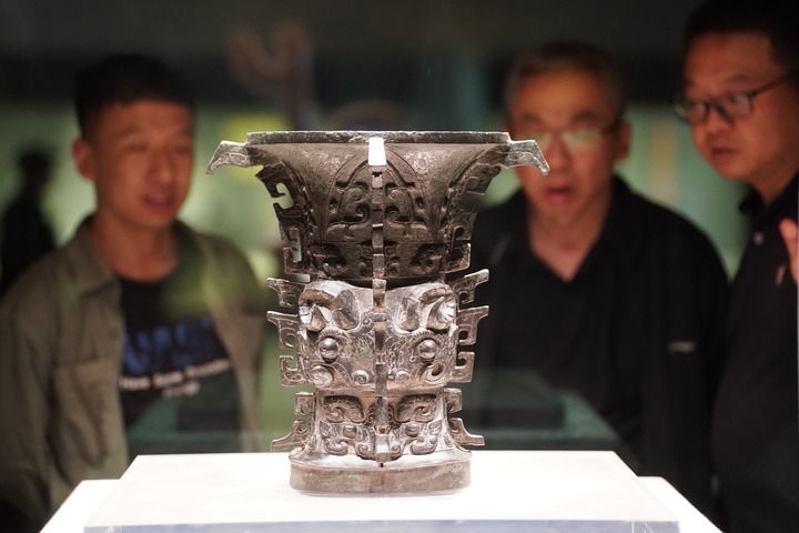 2024年5月9日，游客在陜西寶雞青銅器博物院內(nèi)參觀西周文物何尊。新華社記者 邵瑞 攝