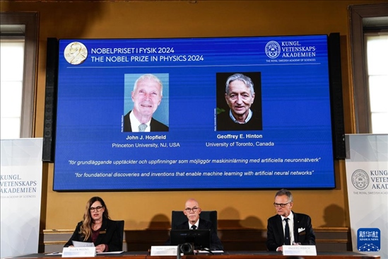 10月8日，在瑞典斯德哥爾摩舉行的2024年諾貝爾物理學(xué)獎公布現(xiàn)場，屏幕顯示獎項得主美國普林斯頓大學(xué)的約翰·霍普菲爾德和加拿大多倫多大學(xué)的杰弗里·欣頓。新華社記者 彭子洋 攝