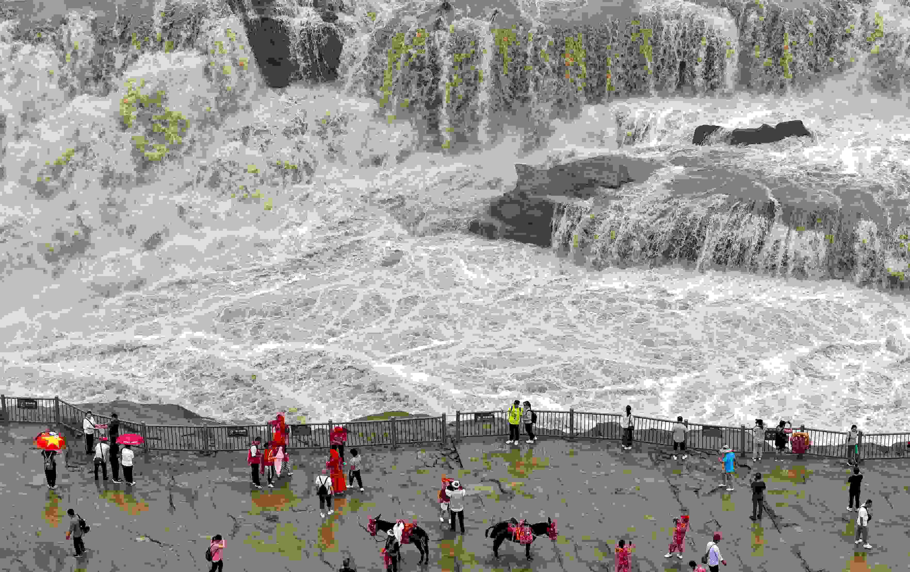 △2024年9月，游客在黃河壺口瀑布景區(qū)游覽。