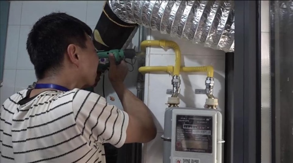 北京市石景山區(qū)工作人員上門安裝燃?xì)夤艿馈D片來源：北京市石景山區(qū)委組織部