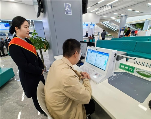 湖北省赤壁市市民在辦事人員的指導(dǎo)下填寫相關(guān)信息。圖片來源：人民網(wǎng)湖北頻道