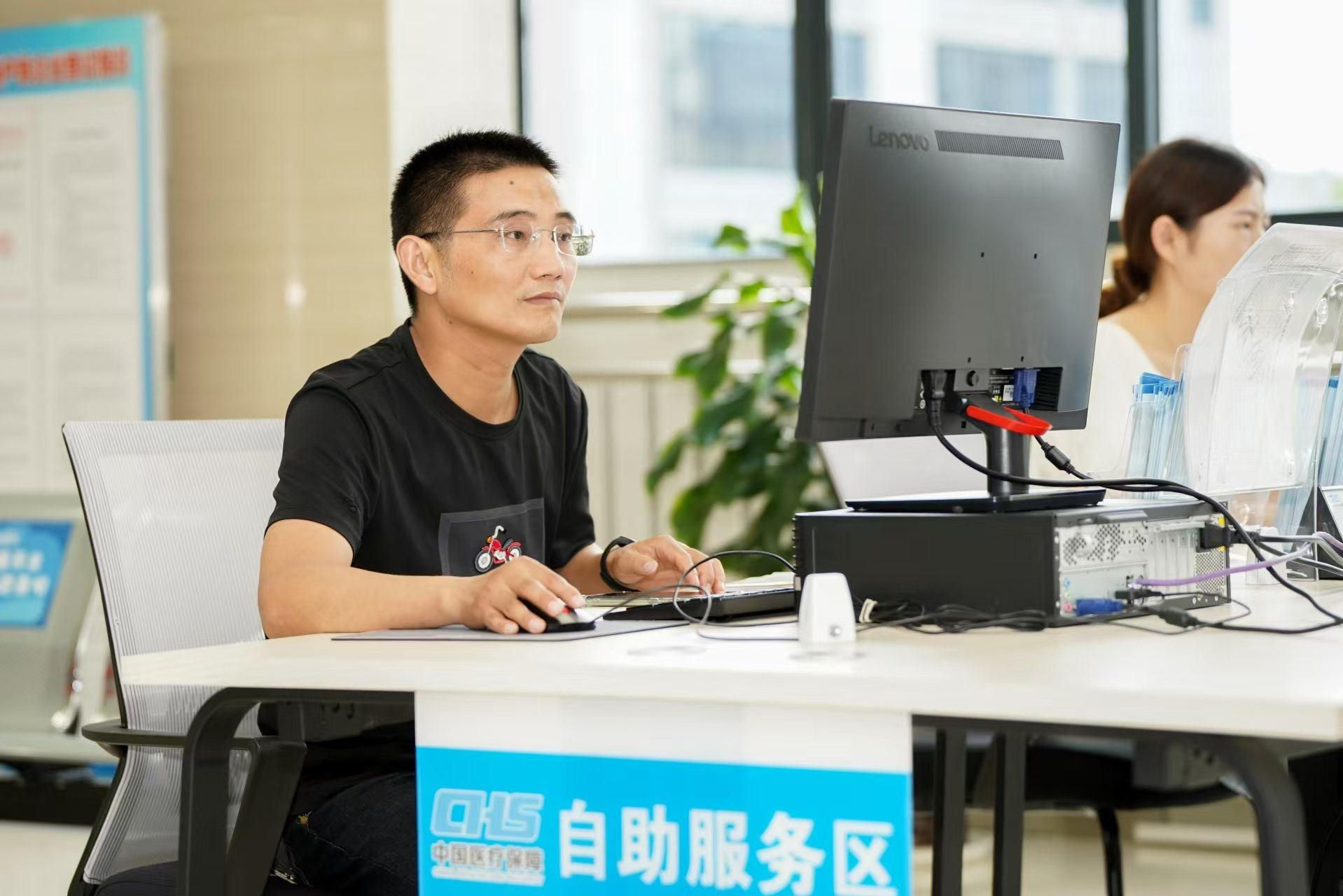 安徽省池州市市民在政務(wù)服務(wù)大廳自助辦理業(yè)務(wù)。圖片來源：人民網(wǎng)安徽頻道