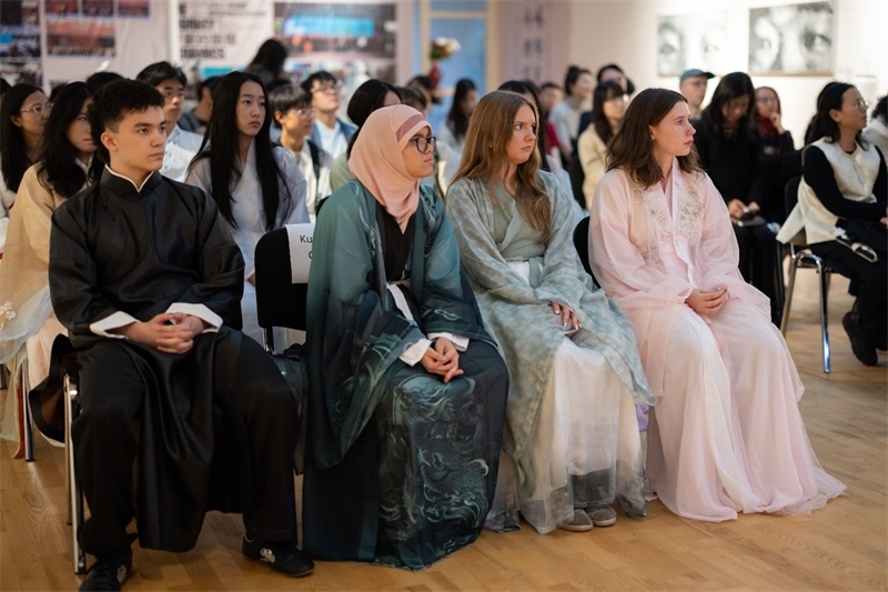 參加《時(shí)光流韻·中國戲劇藝術(shù)服飾展》的中國文化愛好者。 斯德哥爾摩中國文化中心供圖