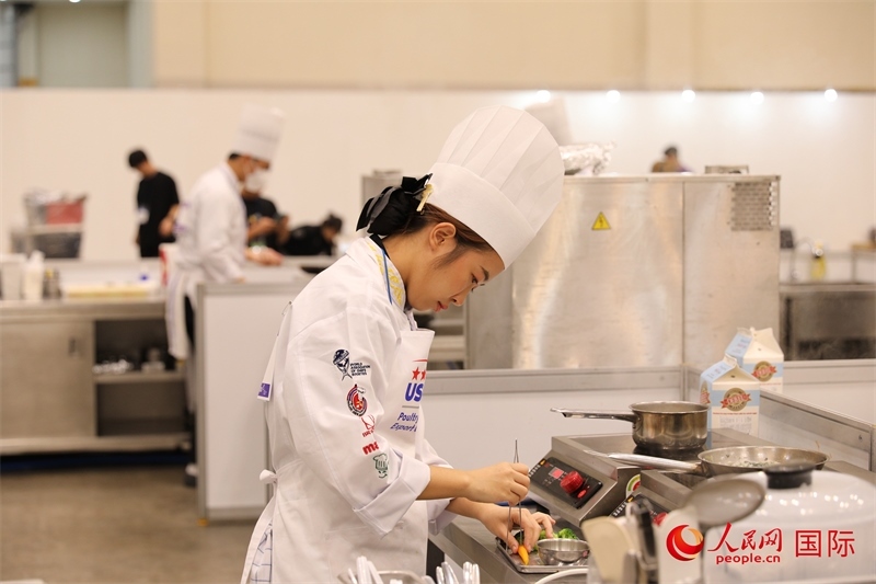 當(dāng)?shù)貢r(shí)間10月5日，廚師在第21屆釜山國(guó)際美食博覽會(huì)上展示廚藝。人民網(wǎng)記者 莽九晨攝
