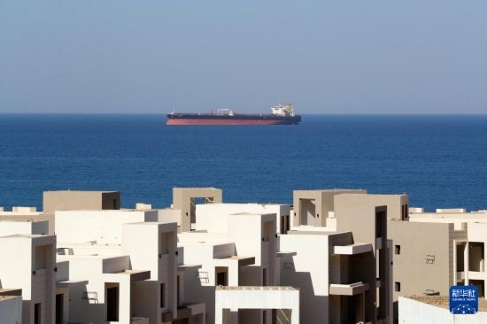 這是10月8日在埃及蘇伊士灣拍攝的行駛中的船只。新華社記者 隋先凱 攝