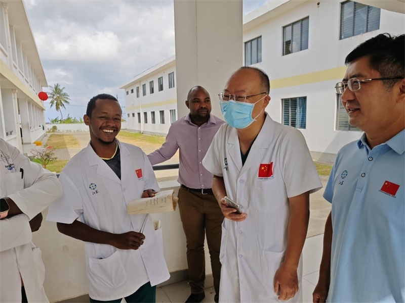 中桑醫(yī)護(hù)人員合作愉快。中國(guó)援桑醫(yī)療隊(duì) 供圖