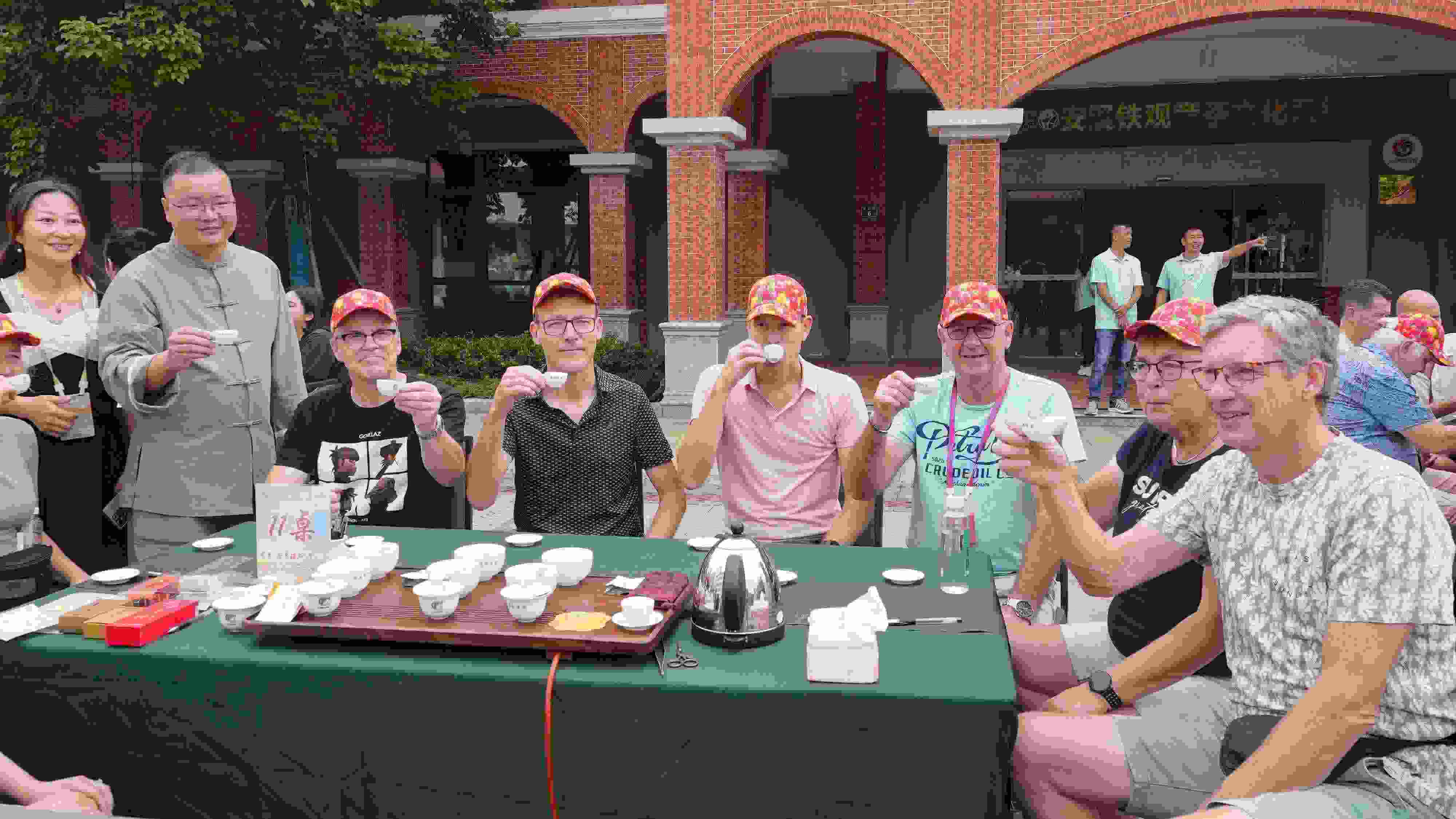 2023年10月4日，福建泉州，外國人品中國茶。