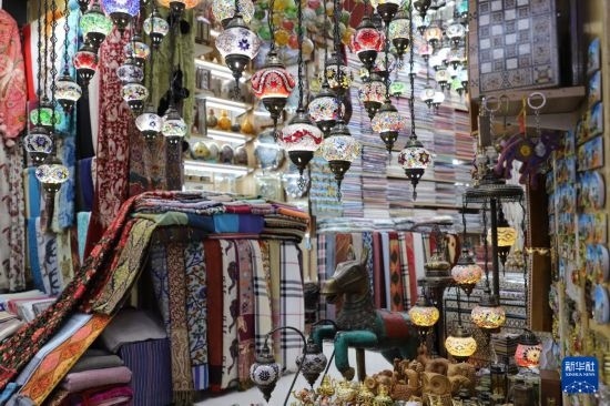 這是10月8日在阿曼首都馬斯喀特的穆特拉市集拍攝的一家店鋪。新華社記者 汪強 攝