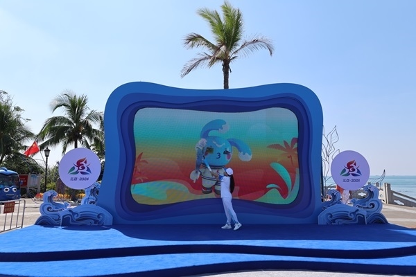 第12棒火炬手“點(diǎn)燃”現(xiàn)場大屏幕上運(yùn)動會吉祥物“吉貝”手中的火炬。主辦方供圖